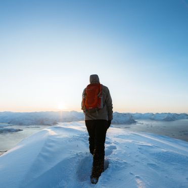 Mann på fjelltur på vinter