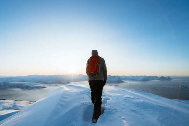 Mann på fjelltur på vinter