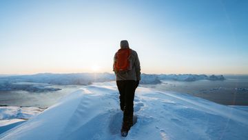 Mann på fjelltur på vinter