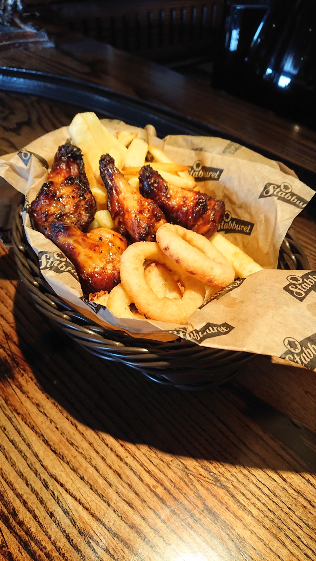 Løkringer, kyllingvinger, og pommes frites