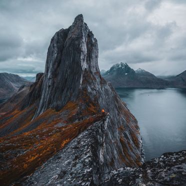 Fjelltopp mot grå himmel