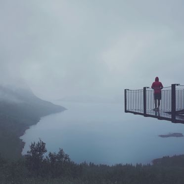 Tåkete utkikkspunkt over havet