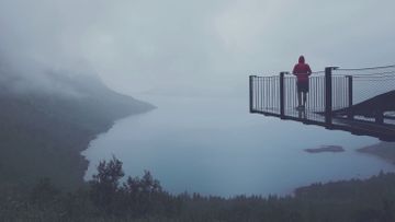 Tåkete utkikkspunkt over havet